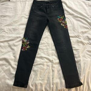 Beautiful embroidered low rise skinny jeans